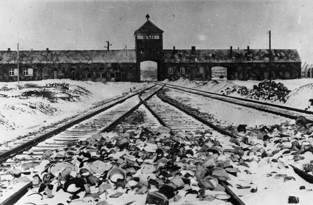 L'entrée d'Auschwitz-Birkenau, le 27 janvier 1945