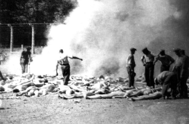 Auschwitz-Birkenau, les corps en attente d'être brûlés dans un foyer extérieur